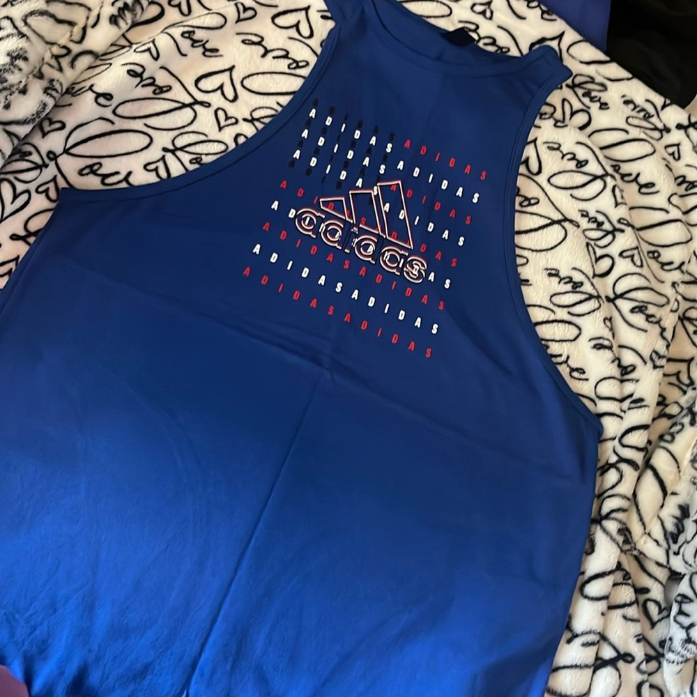 Linda playera escotada color azul fuerte 
Marca Adidas size Small